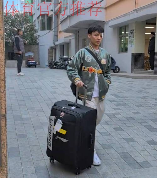 广东队出发浙江打客场!徐杰贴纱布跟队,杜润旺张皓嘉崔永熙缺席 广东队出发浙江打客场!徐杰贴纱布跟队,杜润旺张皓嘉崔永熙缺席